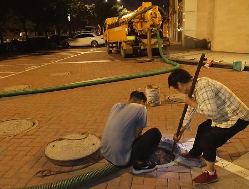 夜間路邊汽車吸污工作
